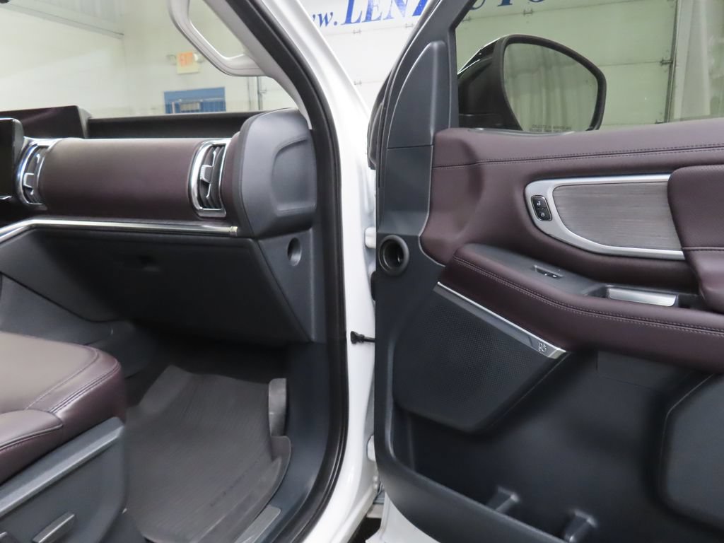 Used 2025 Ford Expedition Platinum w/ Platinum Ultimate Package AWD/4WD image 30