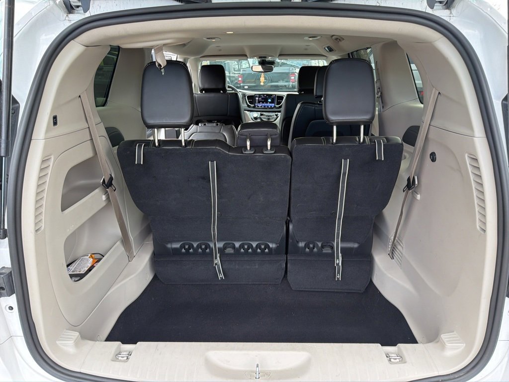 Used 2024 Chrysler Pacifica Touring-L image 12
