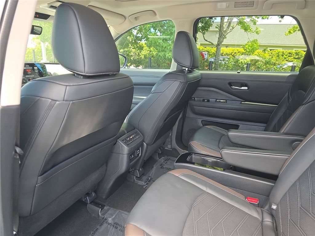 Used 2025 Nissan Pathfinder Platinum FWD image 12