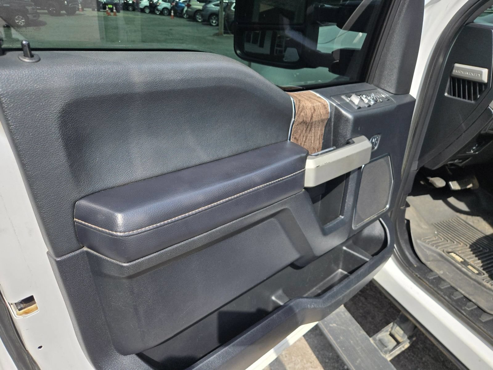 Used 2017 Ford F250 Lariat w/ Lariat Value Package AWD/4WD image 8