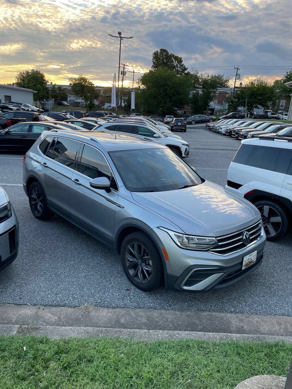 Used 2022 Volkswagen Tiguan SE FWD image 1