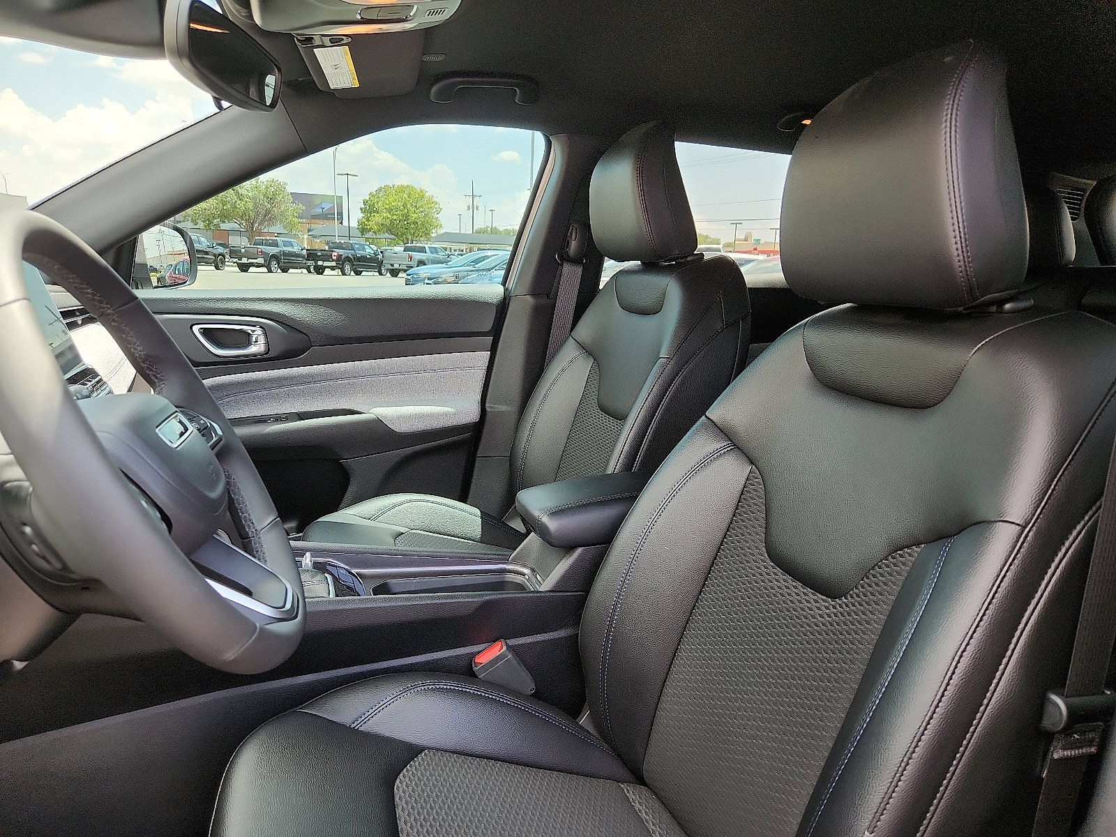 Used 2024 Jeep Compass Latitude image 11