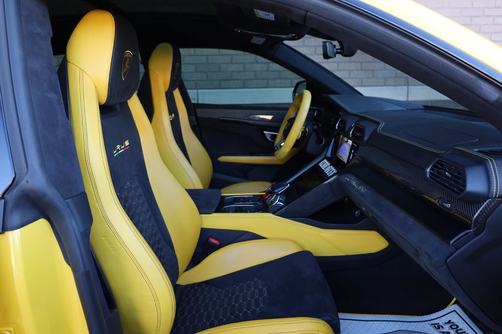 Used 2021 Lamborghini Urus AWD/4WD image 38