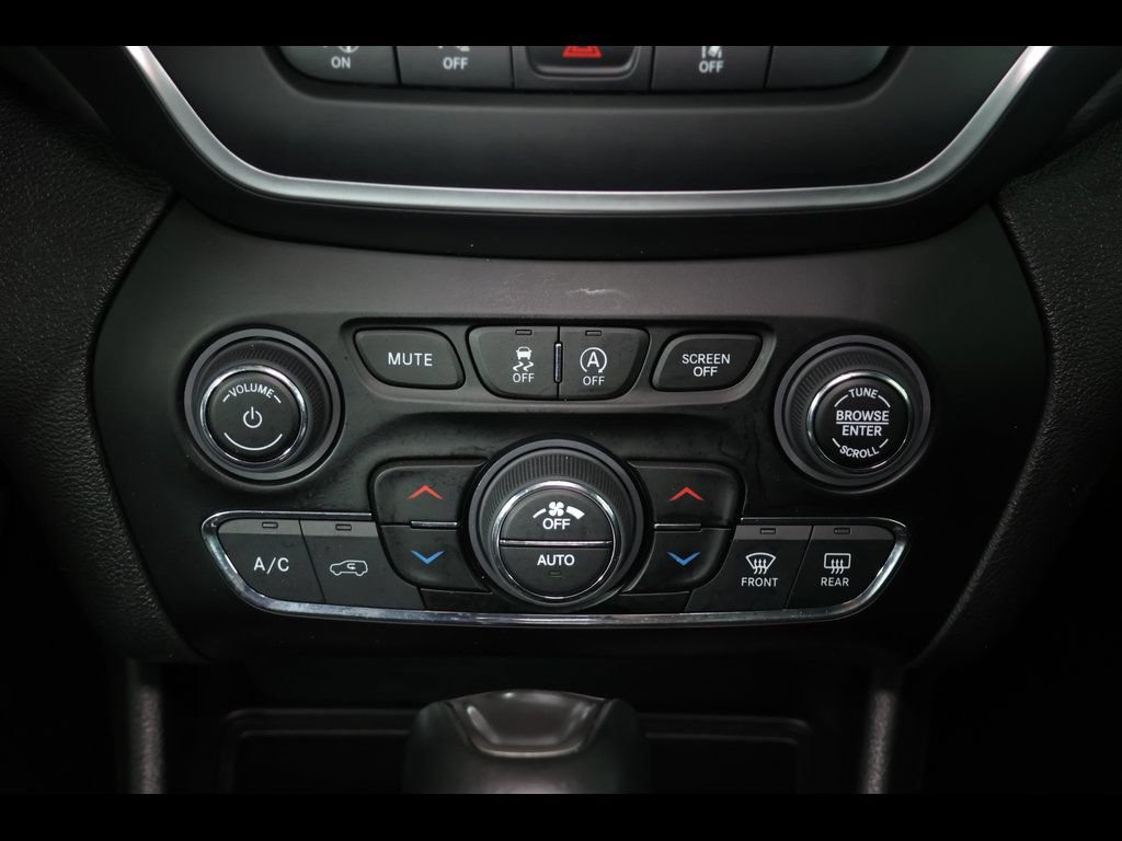 Used 2023 Jeep Cherokee Altitude Lux w/ Lux Elite Package AWD/4WD image 17