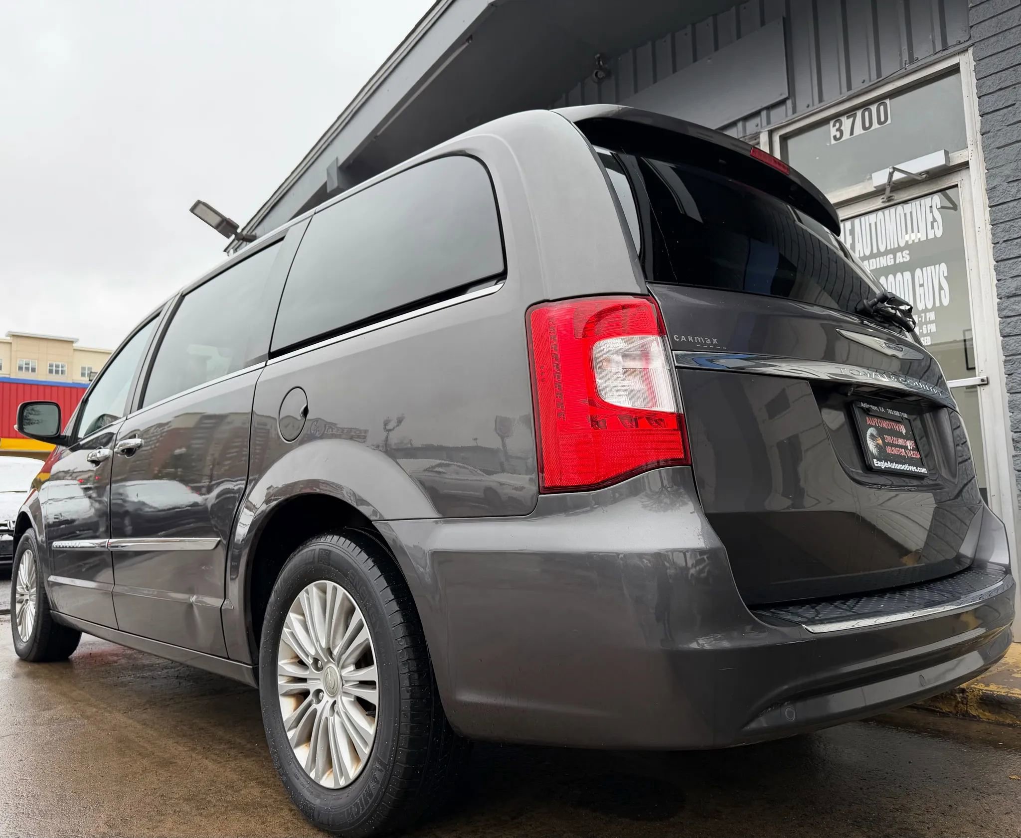 Used 2015 Chrysler Town & Country Touring-L w/ Driver Convenience Group image 5