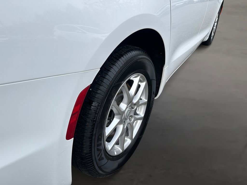 Used 2025 Chrysler Pacifica Select FWD image 30