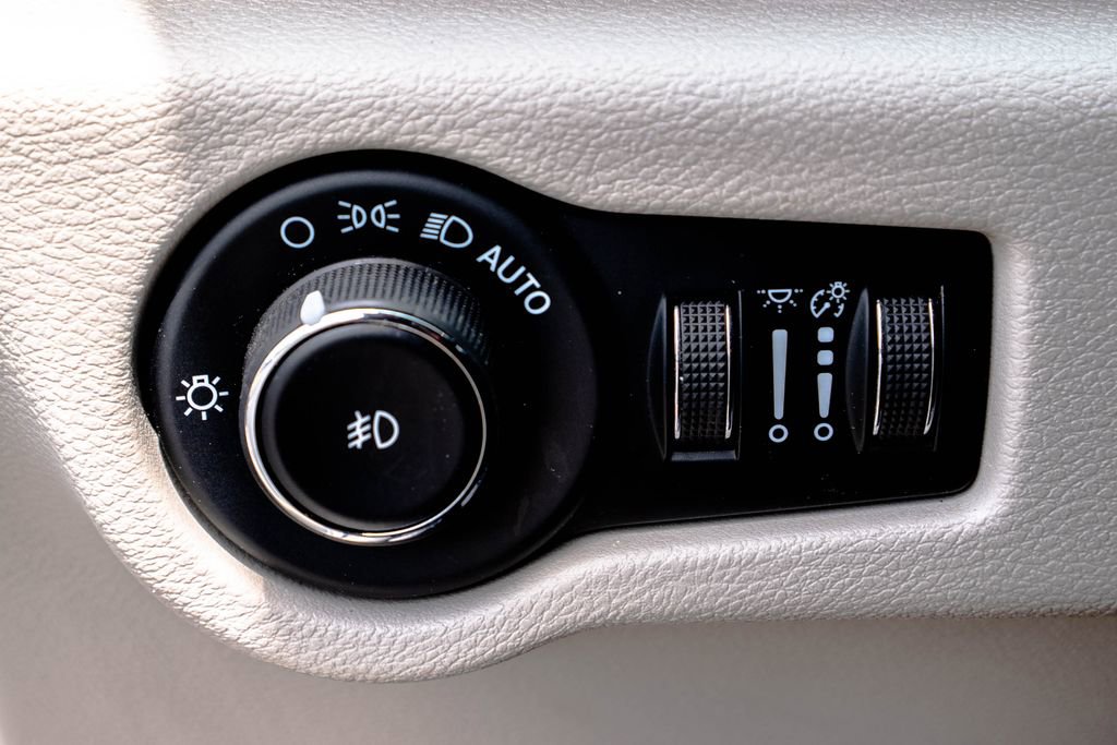 Used 2023 Chrysler Pacifica Touring-L FWD image 20