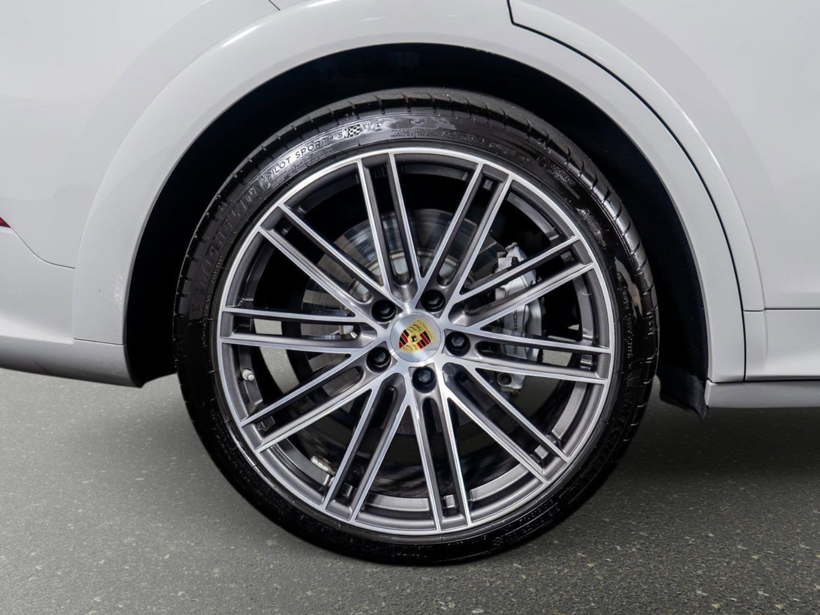 Used 2022 Porsche Cayenne Turbo image 9