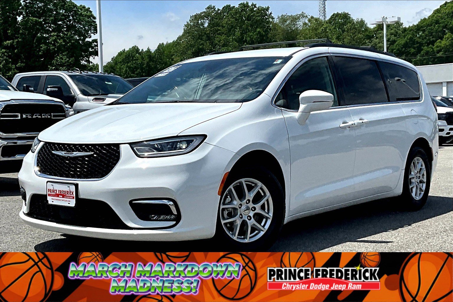 Used 2022 Chrysler Pacifica Touring-L image 3