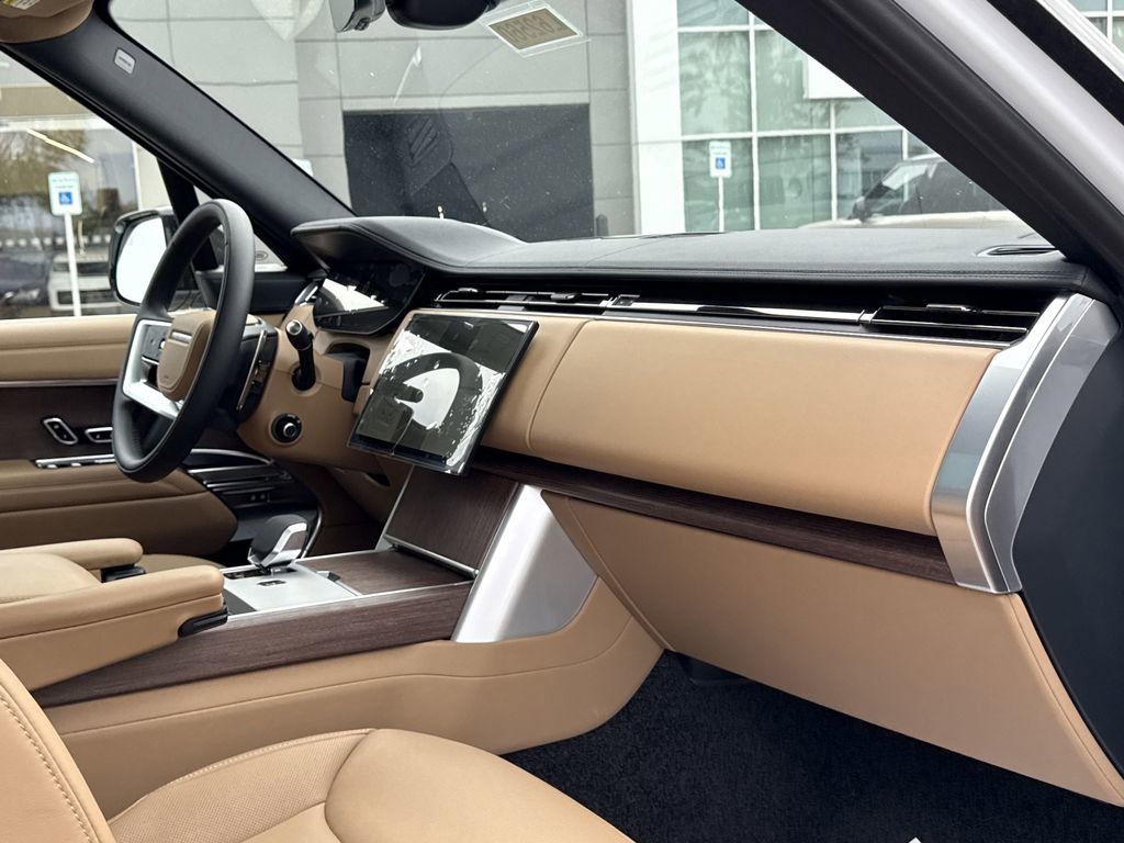 New 2025 Land Rover Range Rover Long Wheelbase SE image 18