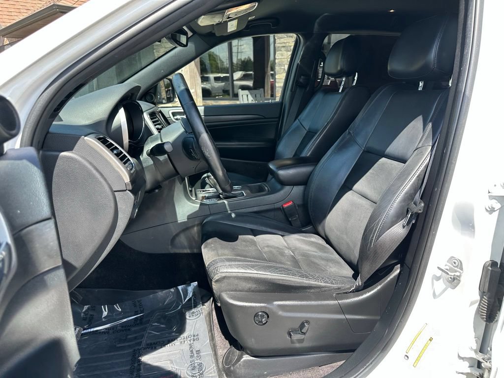 Used 2018 Jeep Grand Cherokee Altitude RWD image 12