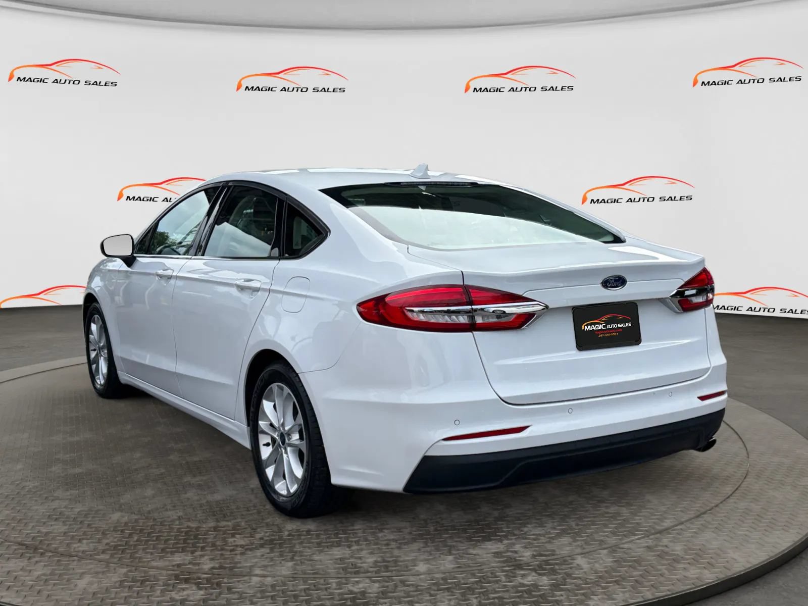 Used 2019 Ford Fusion SE FWD image 8