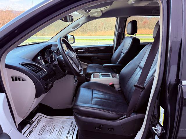 Used 2015 Chrysler Town & Country Touring FWD image 12