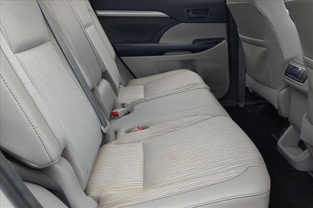 Used 2016 Toyota Highlander Plus FWD image 17