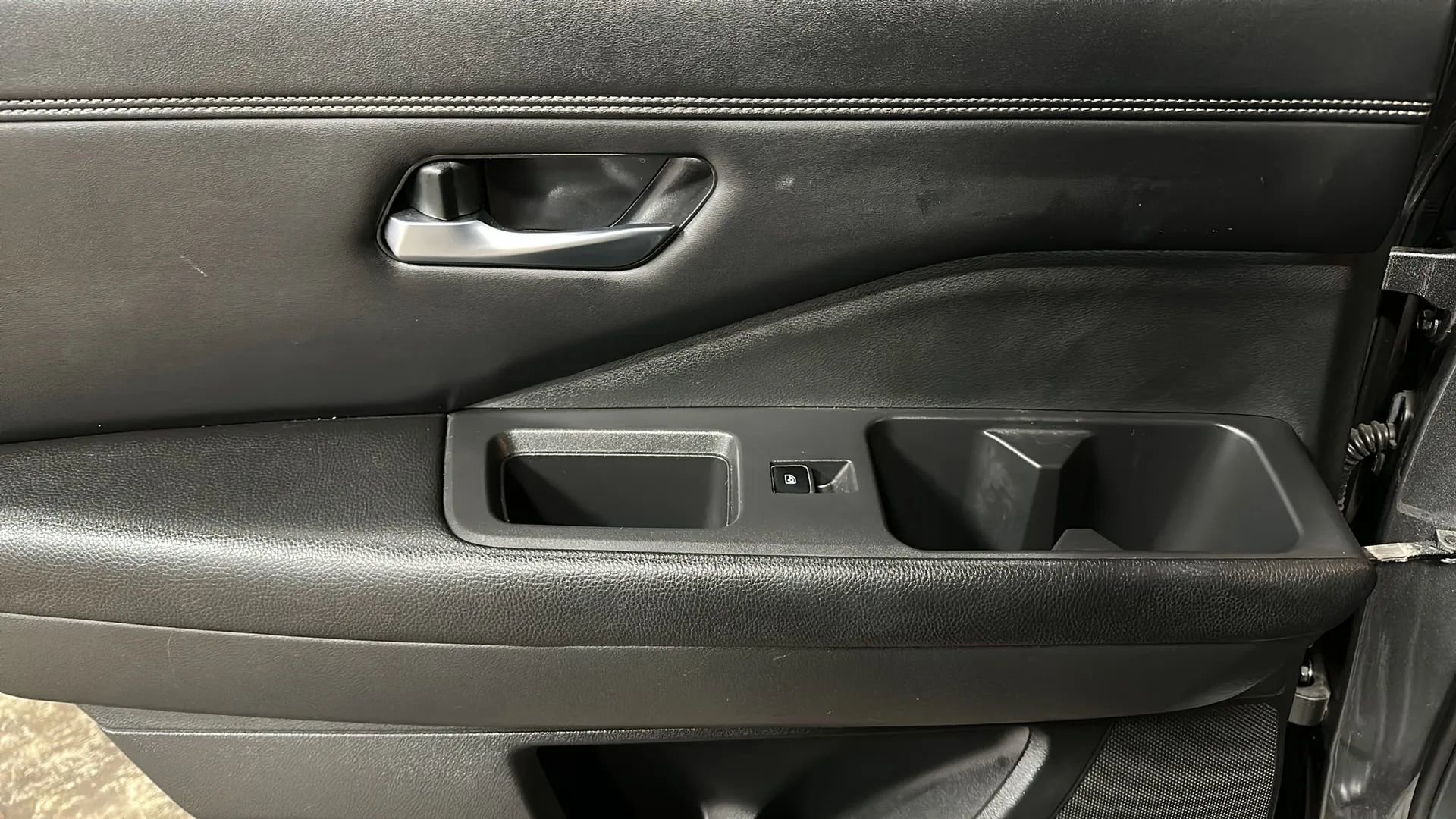 Used 2022 Nissan Pathfinder Platinum w/ Cargo Package image 12