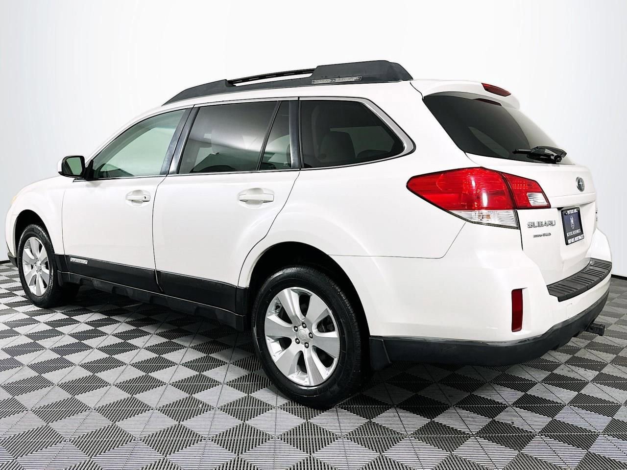 Used 2010 Subaru Outback 3.6R Limited image 6