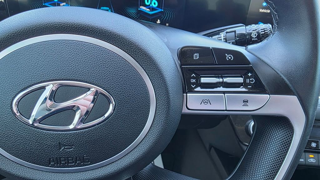 Used 2023 Hyundai Elantra Limited image 29