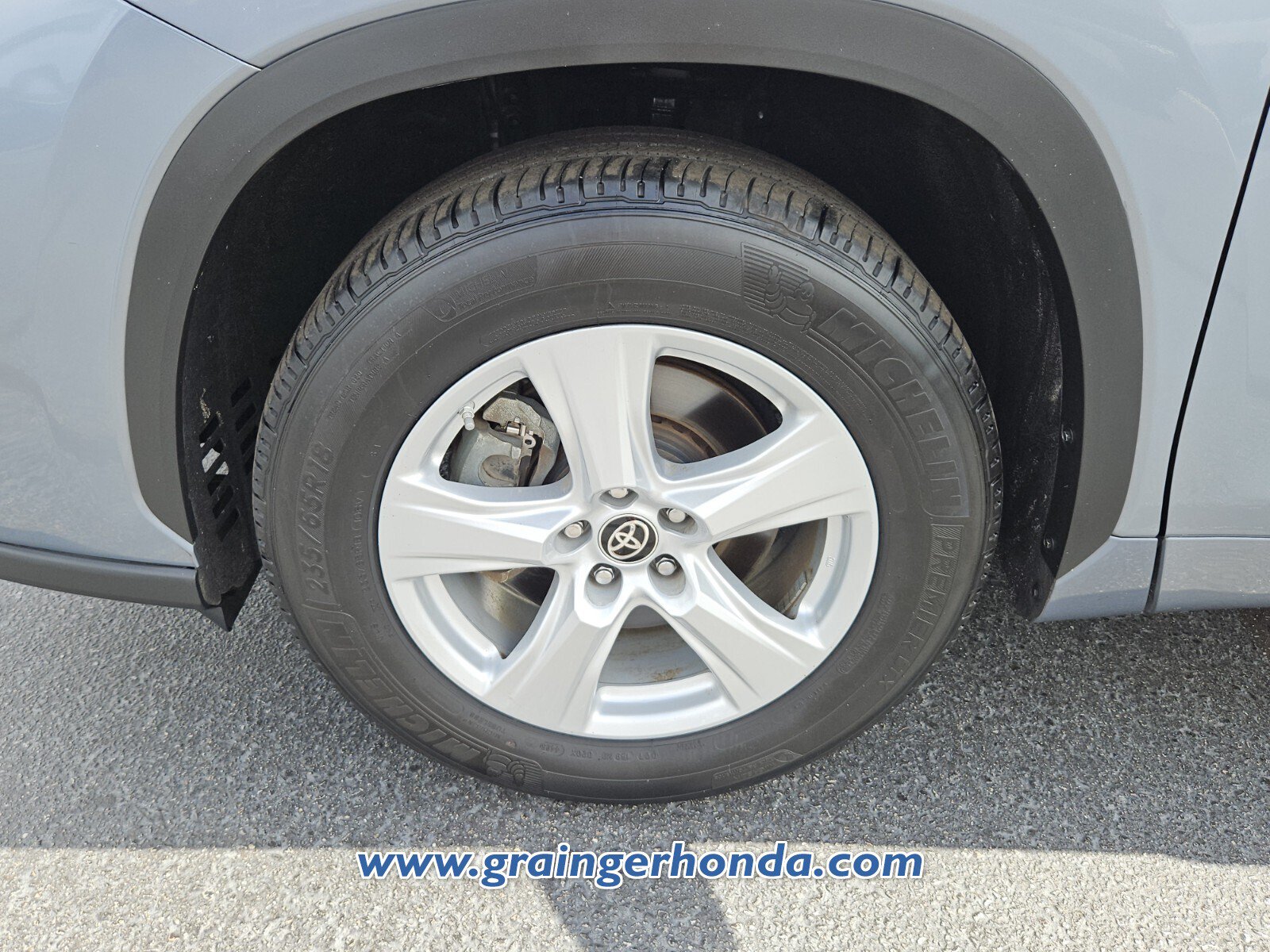 Used 2024 Toyota Highlander LE FWD image 9