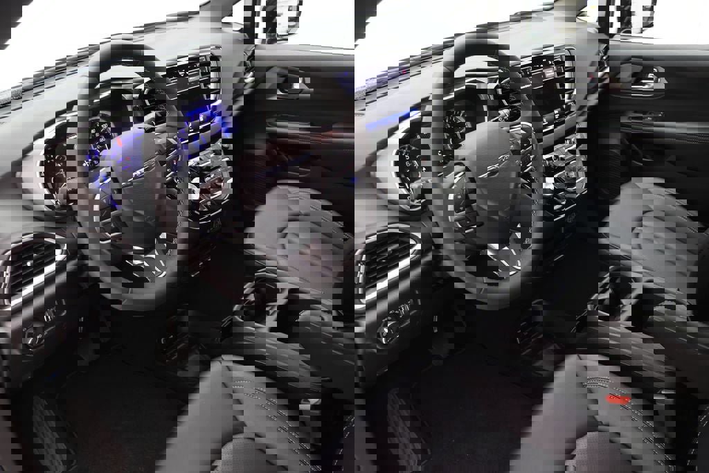 Used 2025 Chrysler Pacifica Select image 13