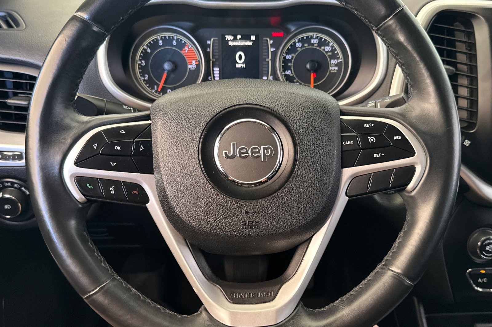 Used 2018 Jeep Cherokee Latitude Plus AWD/4WD image 23