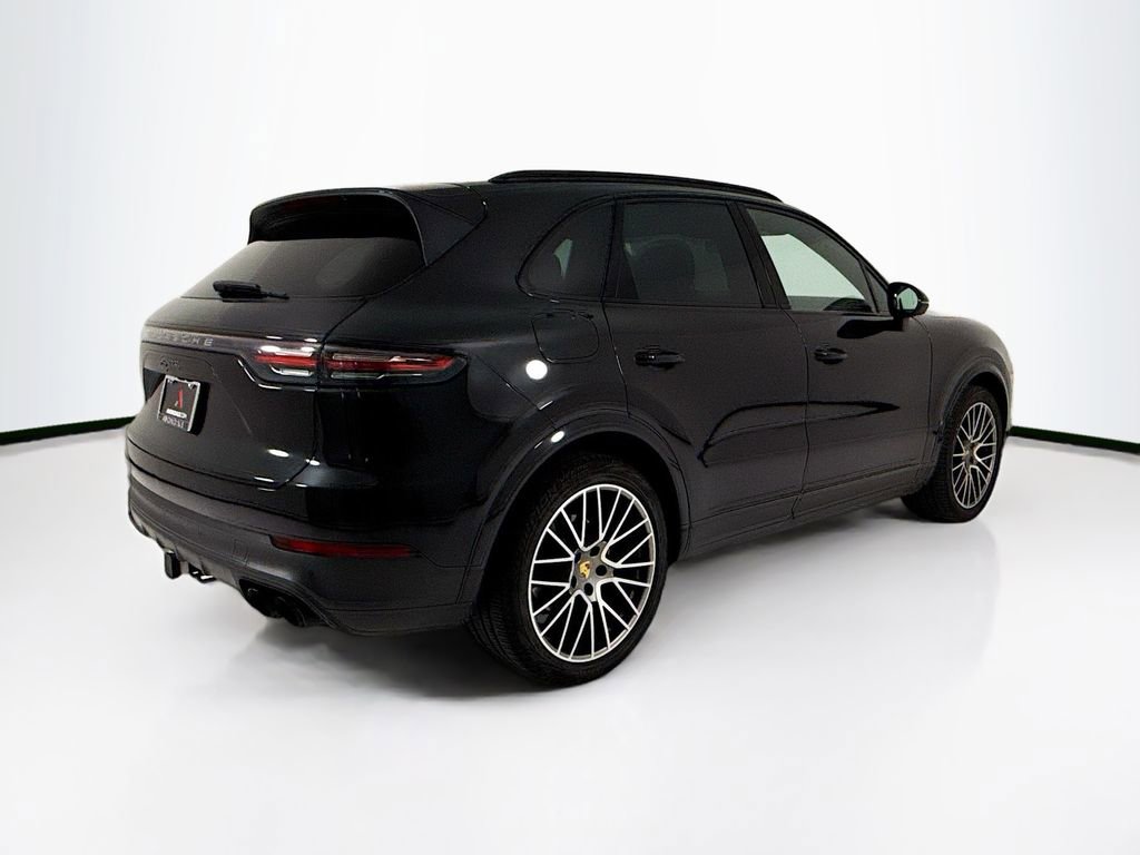 Certified 2023 Porsche Cayenne Platinum Edition image 7