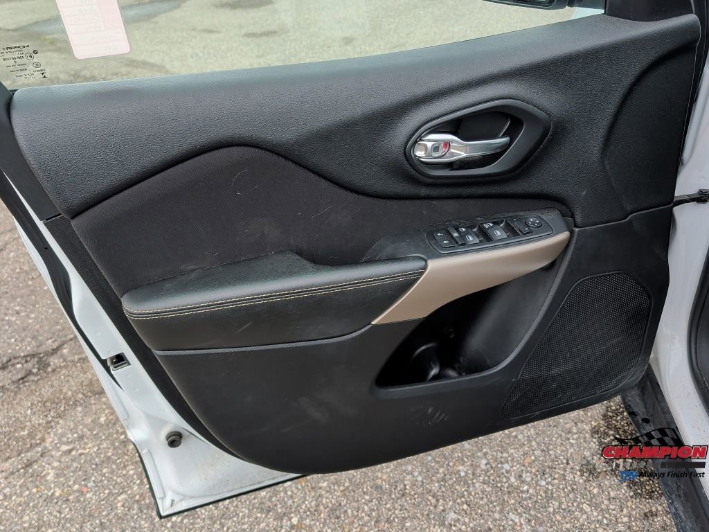 Used 2017 Jeep Cherokee Sport image 16