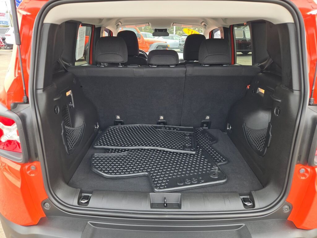 Used 2017 Jeep Renegade Latitude w/ Cold Weather Group image 15