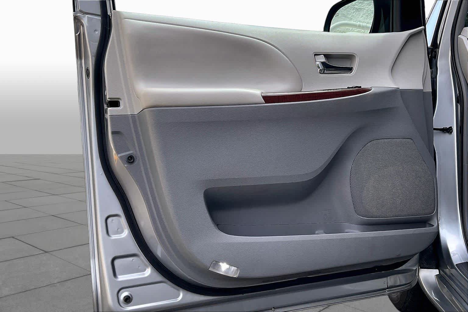 Used 2014 Toyota Sienna XLE w/ Entertainment Package FWD image 24