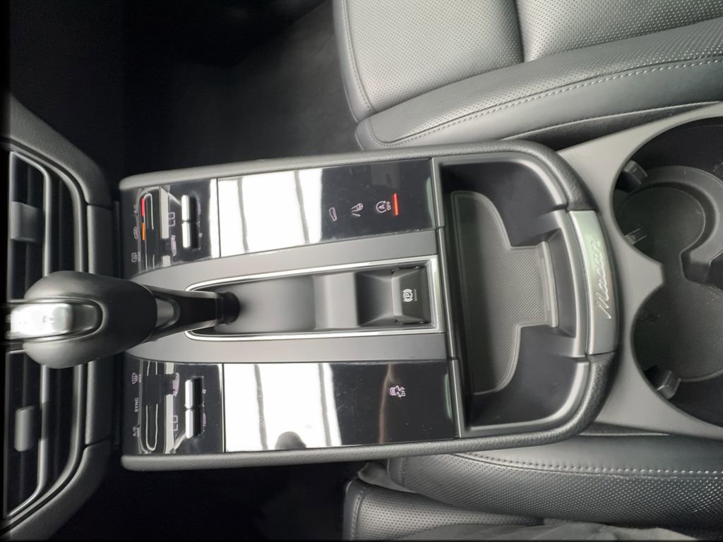 Used 2024 Porsche Macan AWD/4WD image 45