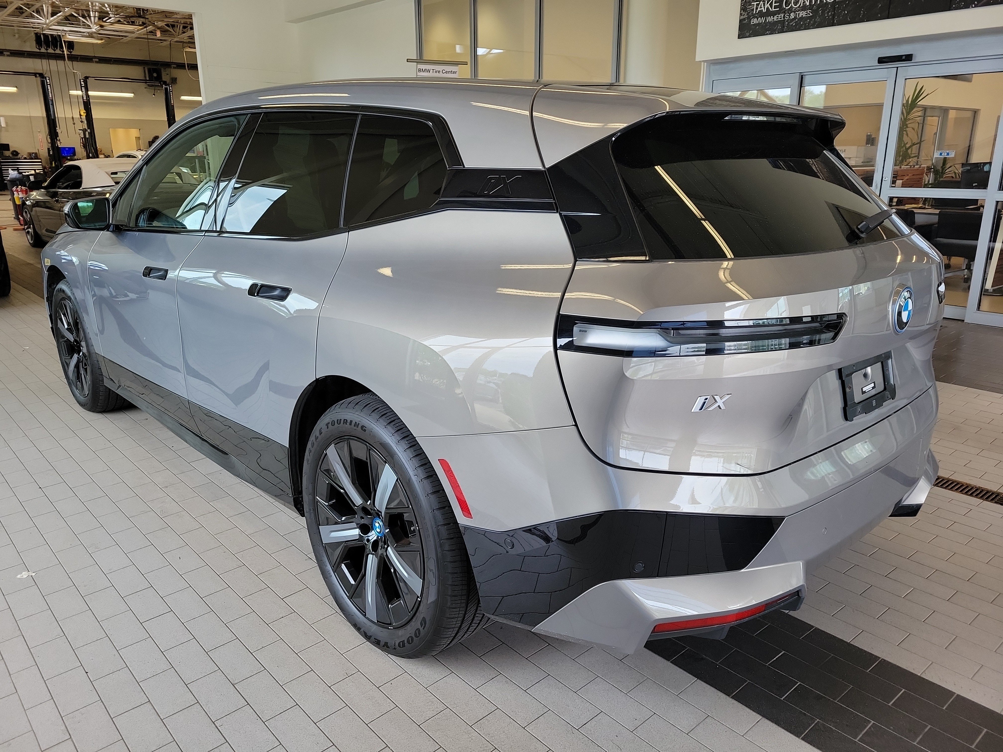 Used 2023 BMW iX xDrive50 w/ Sport Package AWD/4WD image 7