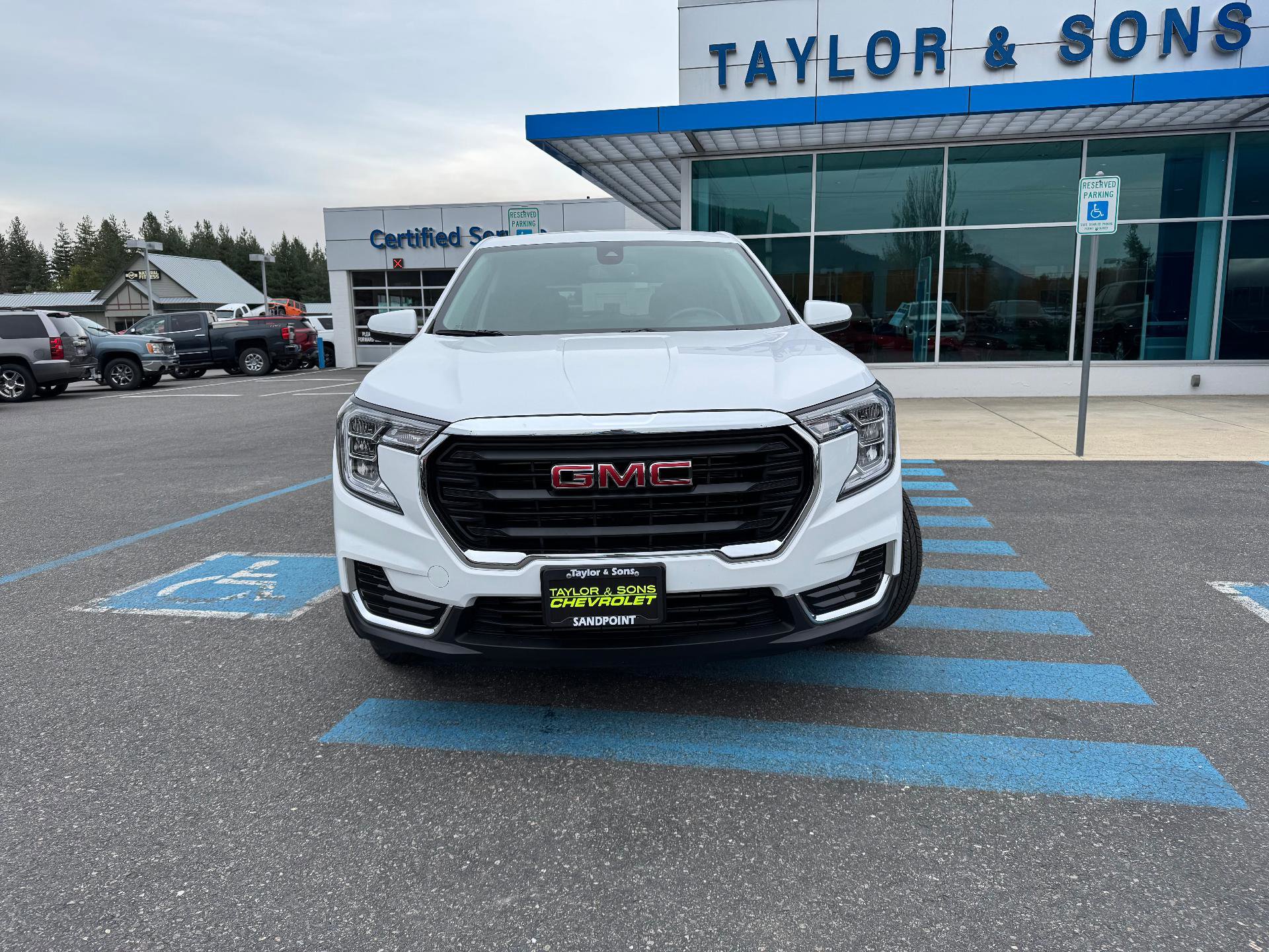 Used 2024 GMC Terrain SLE image 2