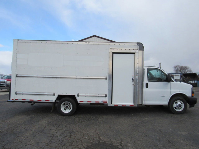 Used 2022 GMC Savana 3500 Extended w/ Power Convenience Package RWD image 2