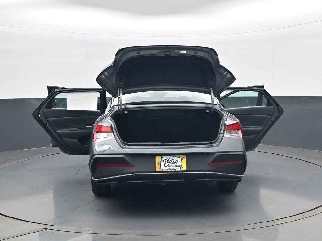 New 2026 Hyundai Elantra SE FWD image 32