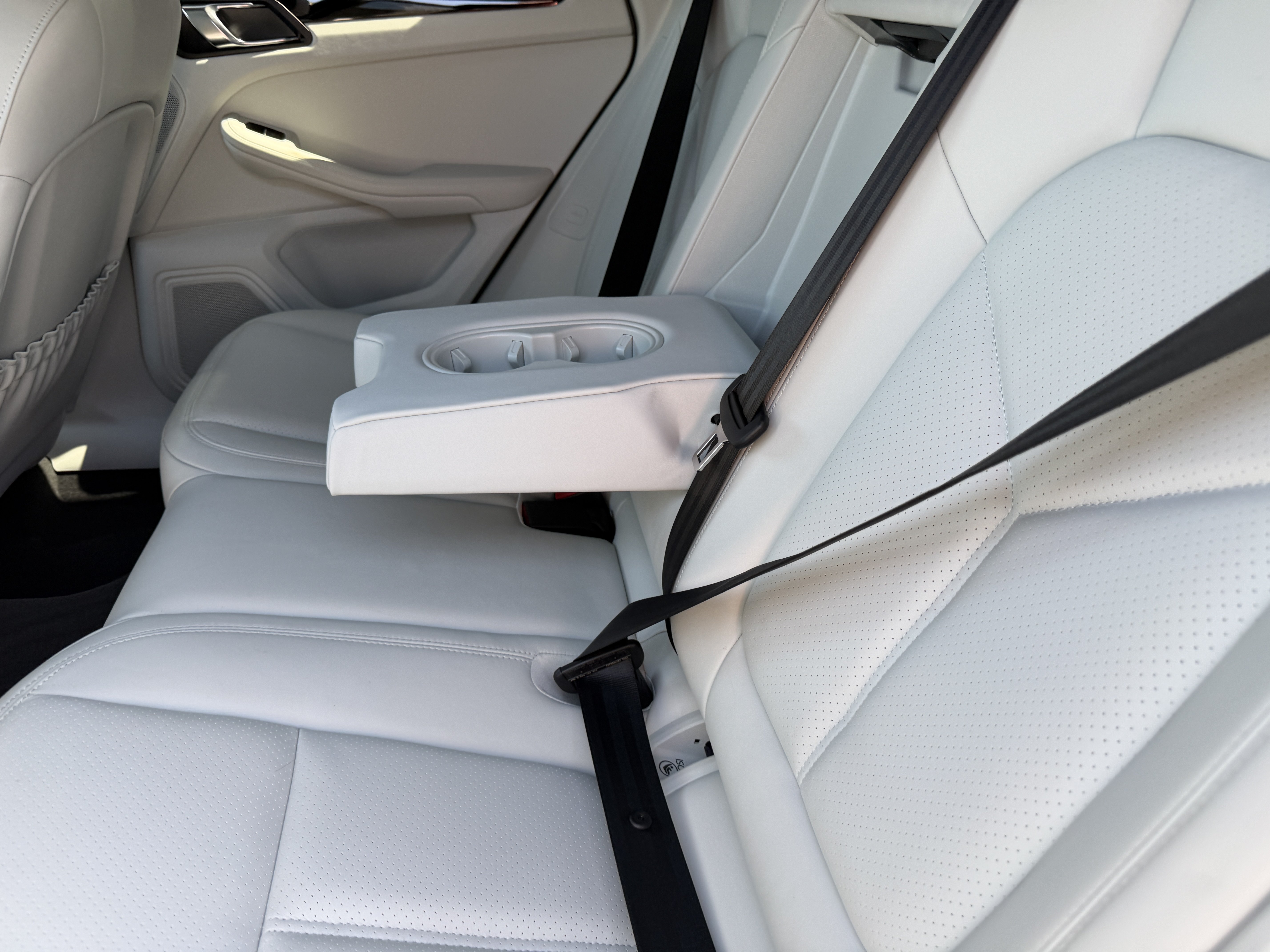 Certified 2023 Porsche Macan AWD/4WD image 27