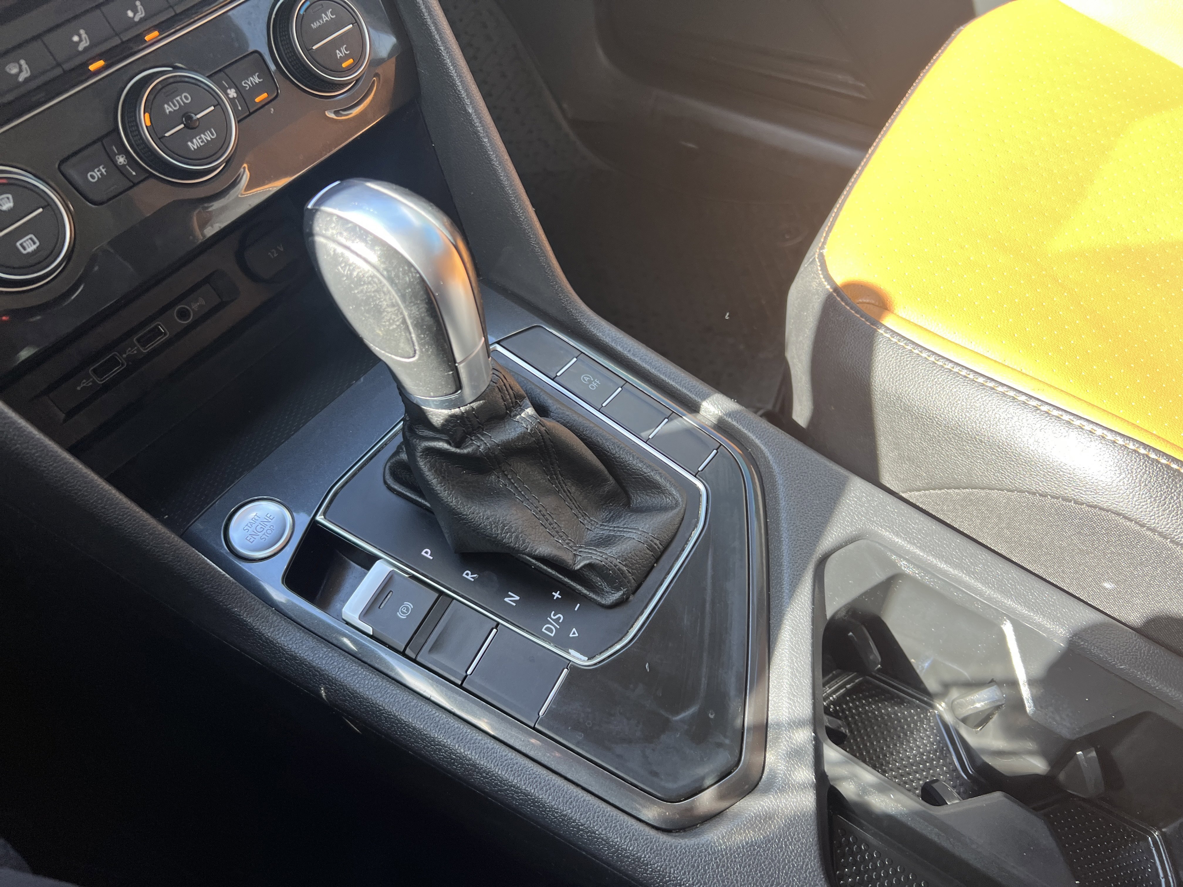Used 2018 Volkswagen Tiguan SE image 23