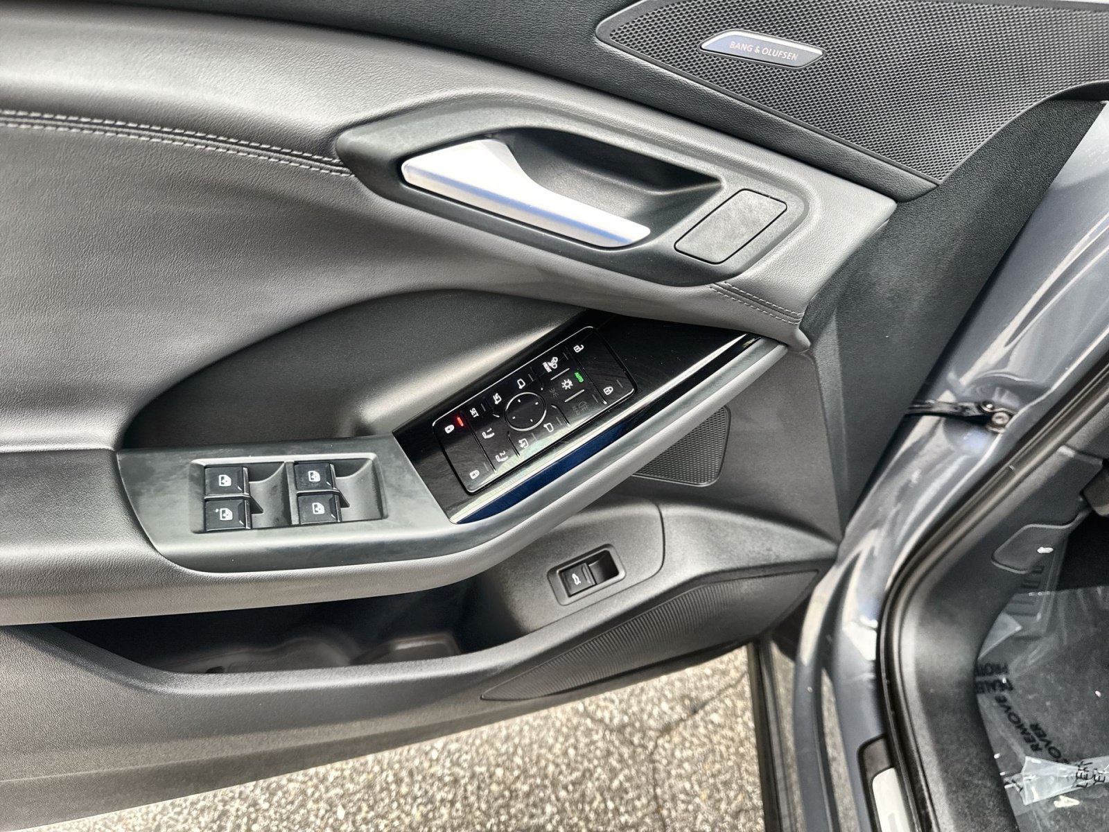Used 2025 Audi Q6 e-tron Prestige AWD/4WD image 15