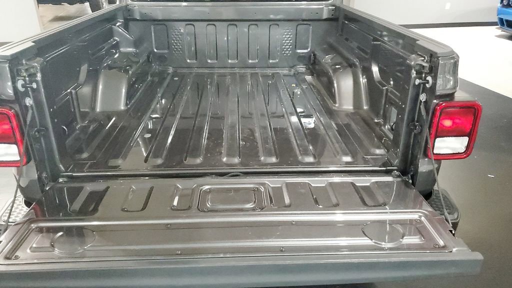 Used 2025 Jeep Gladiator Sport image 9