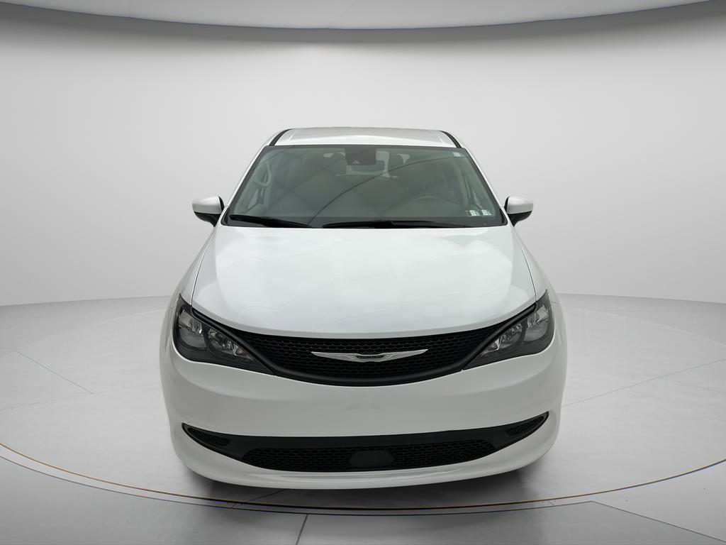 Used 2023 Chrysler Voyager LX FWD image 2