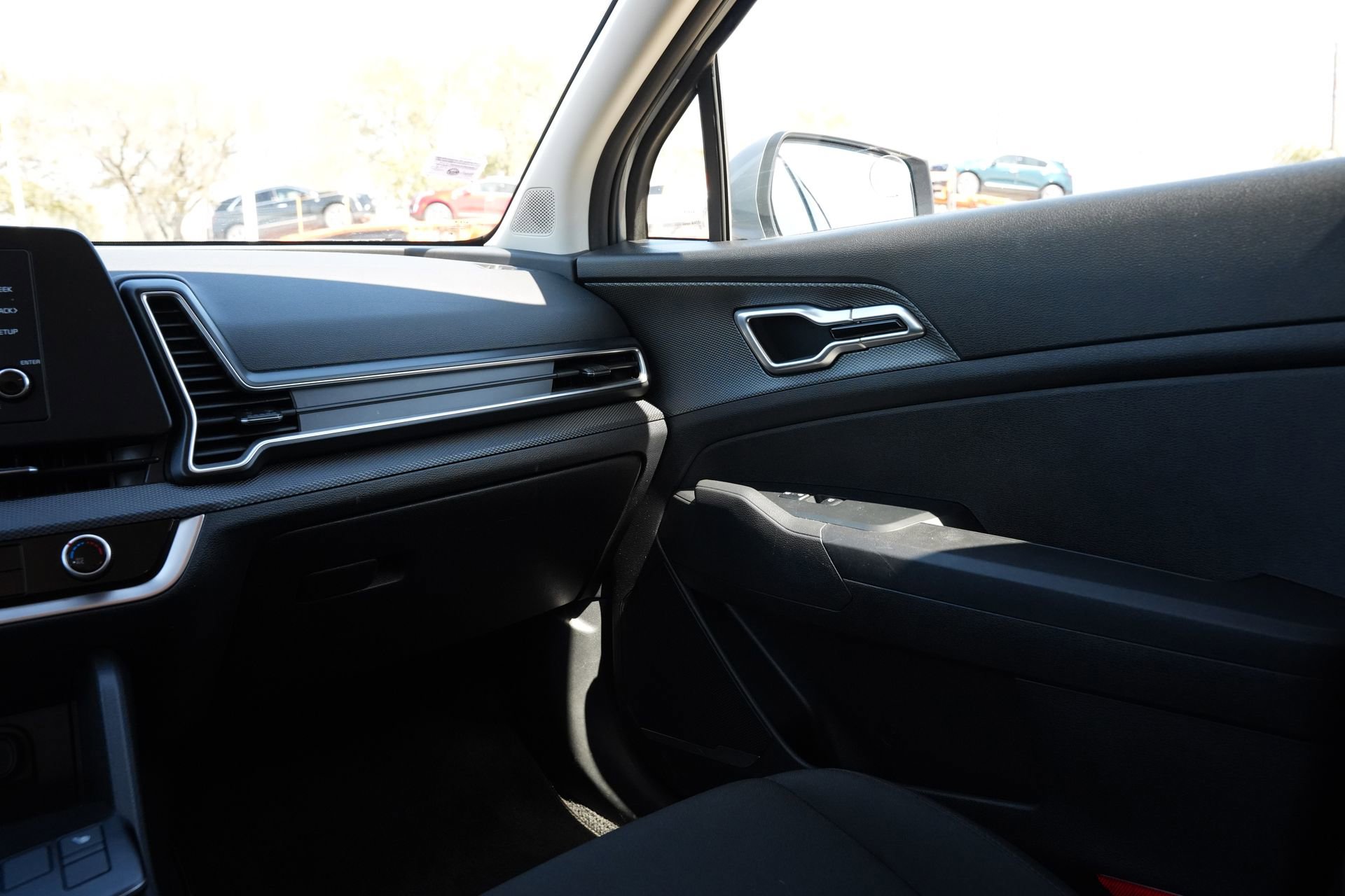 Used 2025 Kia Sportage LX image 8