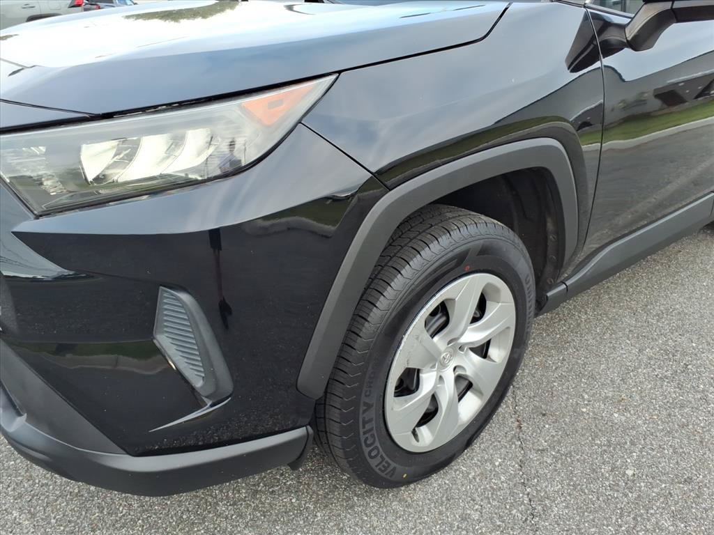 Used 2021 Toyota RAV4 LE AWD/4WD image 9