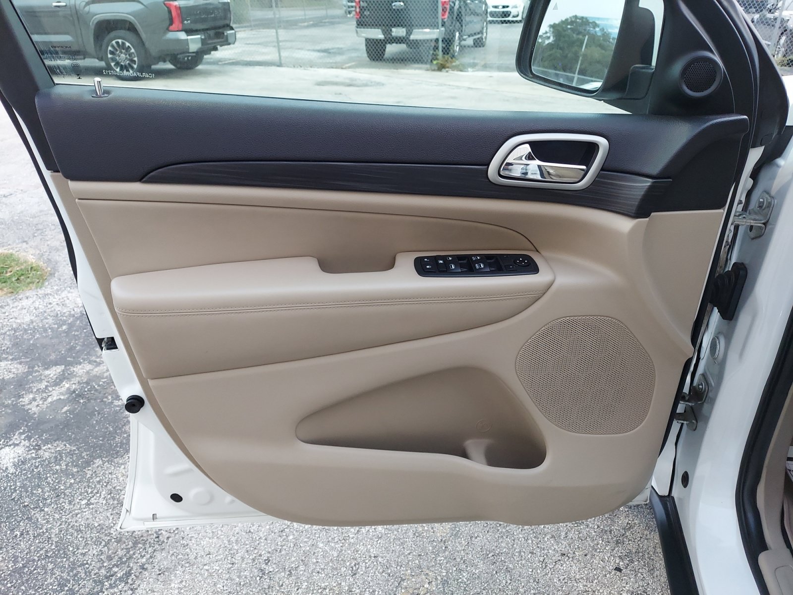 Used 2019 Jeep Grand Cherokee Laredo AWD/4WD image 27
