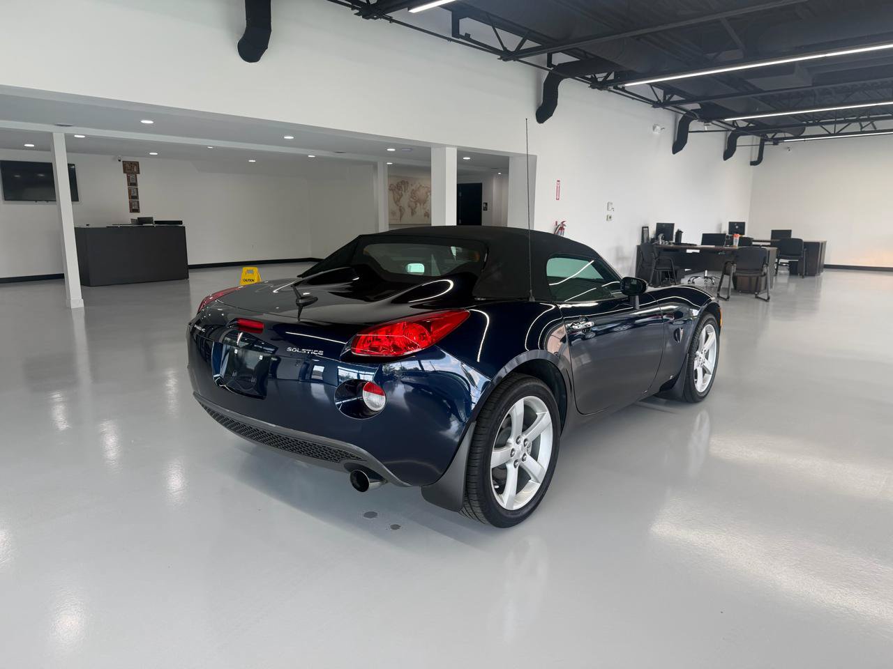 Used 2008 Pontiac Solstice Convertible w/ Preferred Package RWD image 2