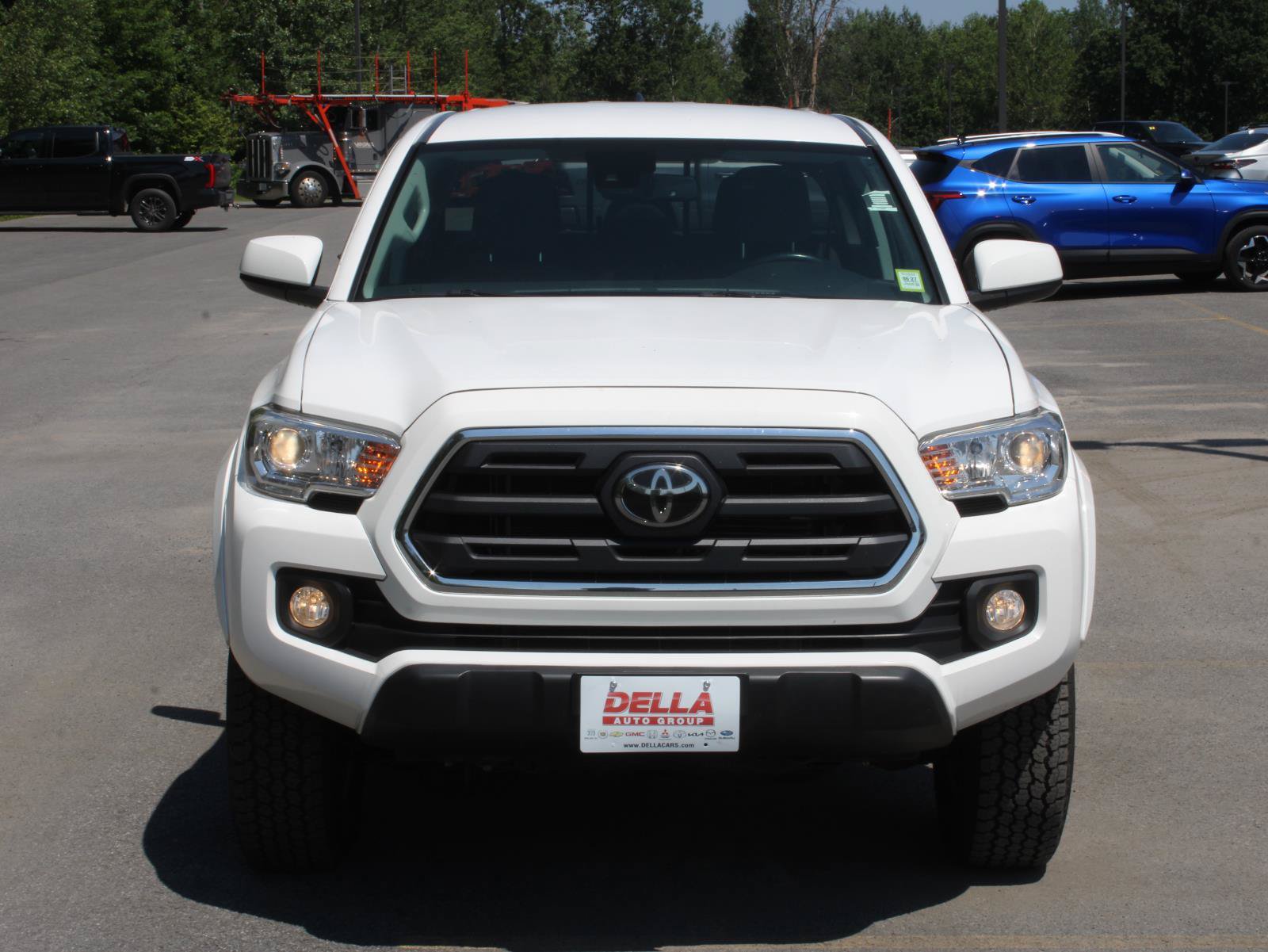 Used 2019 Toyota Tacoma SR5 AWD/4WD image 2