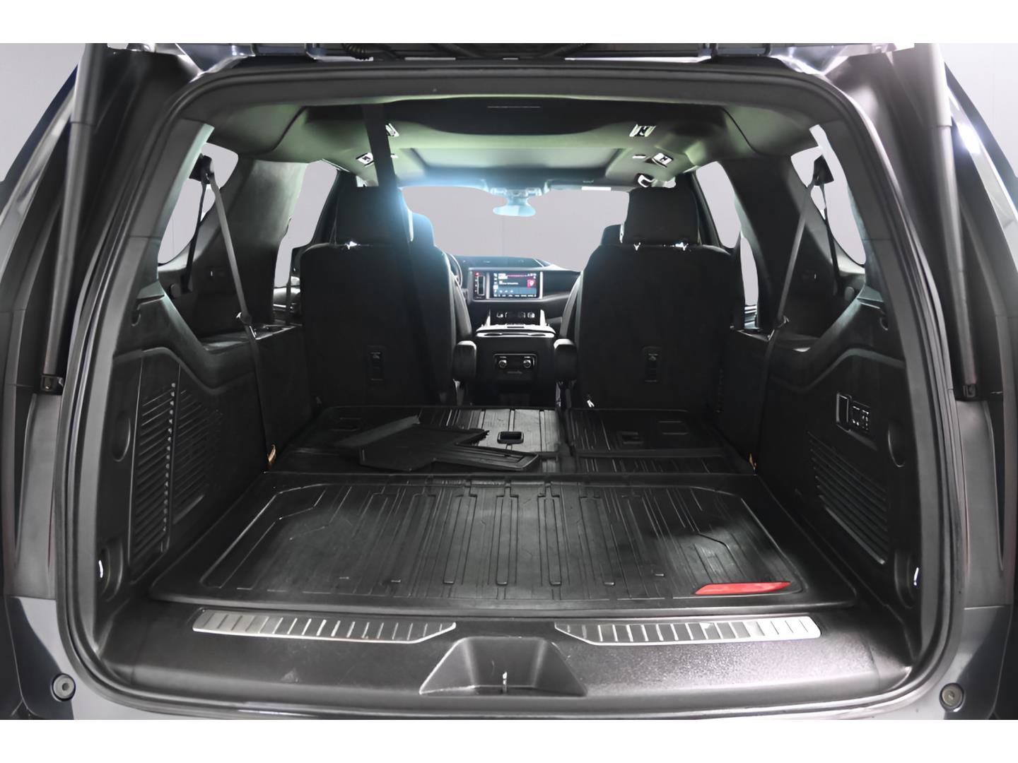 Used 2022 GMC Yukon XL Denali AWD/4WD image 16