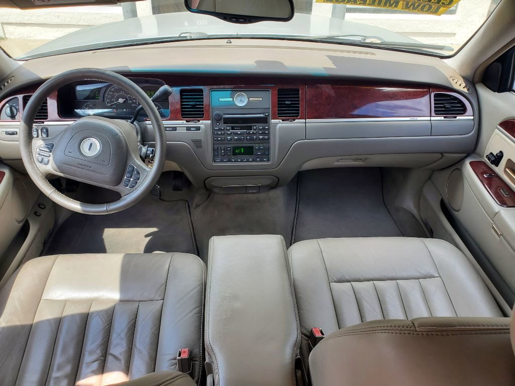Used 2003 Lincoln Town Car Executive image 27