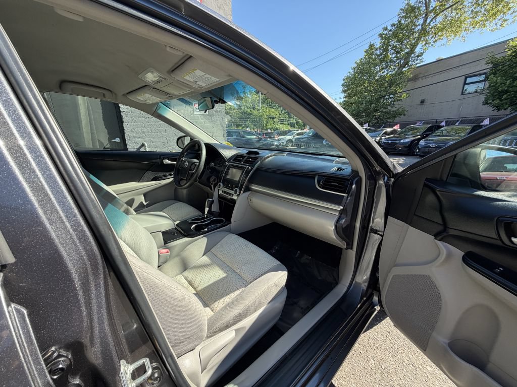 Used 2014 Toyota Camry LE FWD image 17