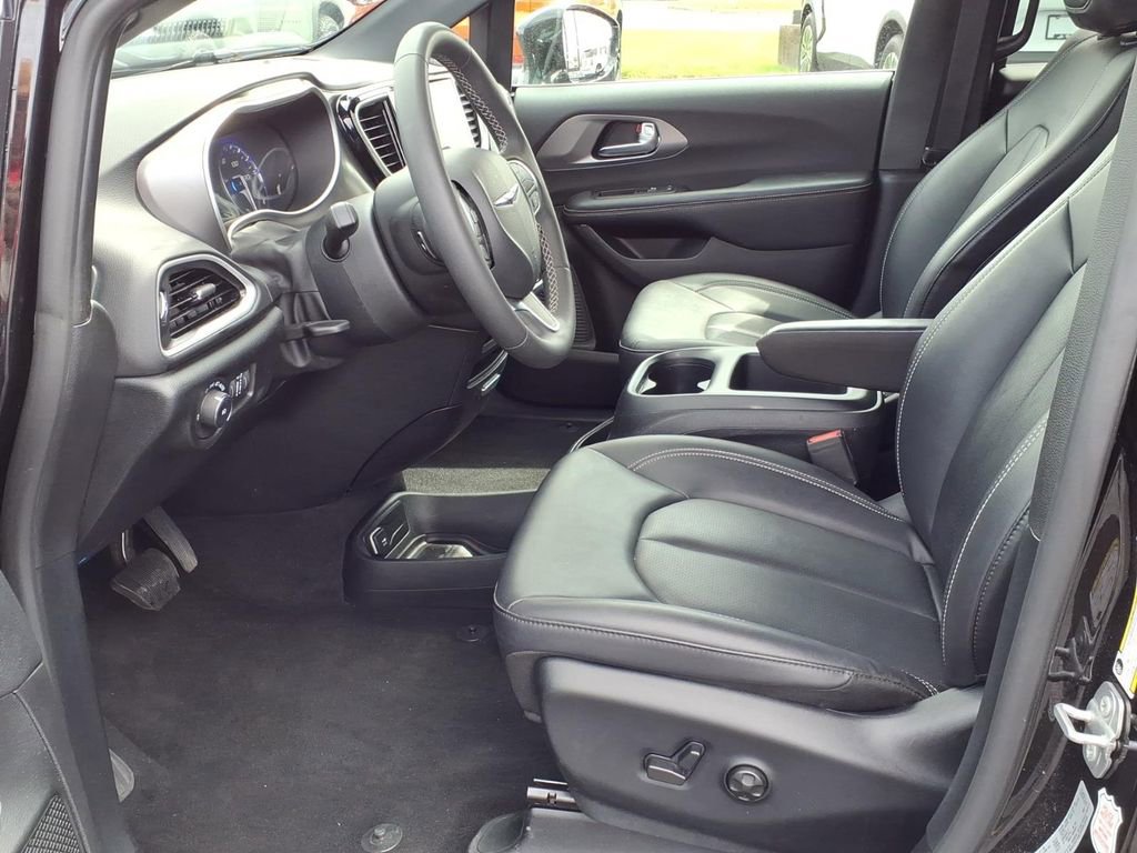 Used 2025 Chrysler Pacifica Select FWD image 8