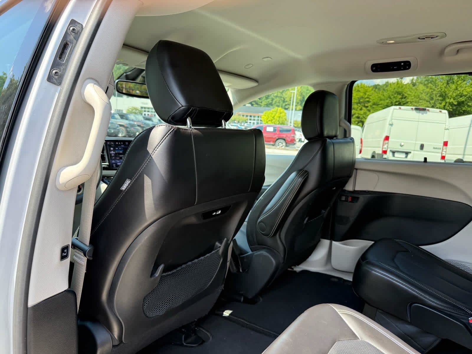 Used 2024 Chrysler Pacifica Touring-L FWD image 26