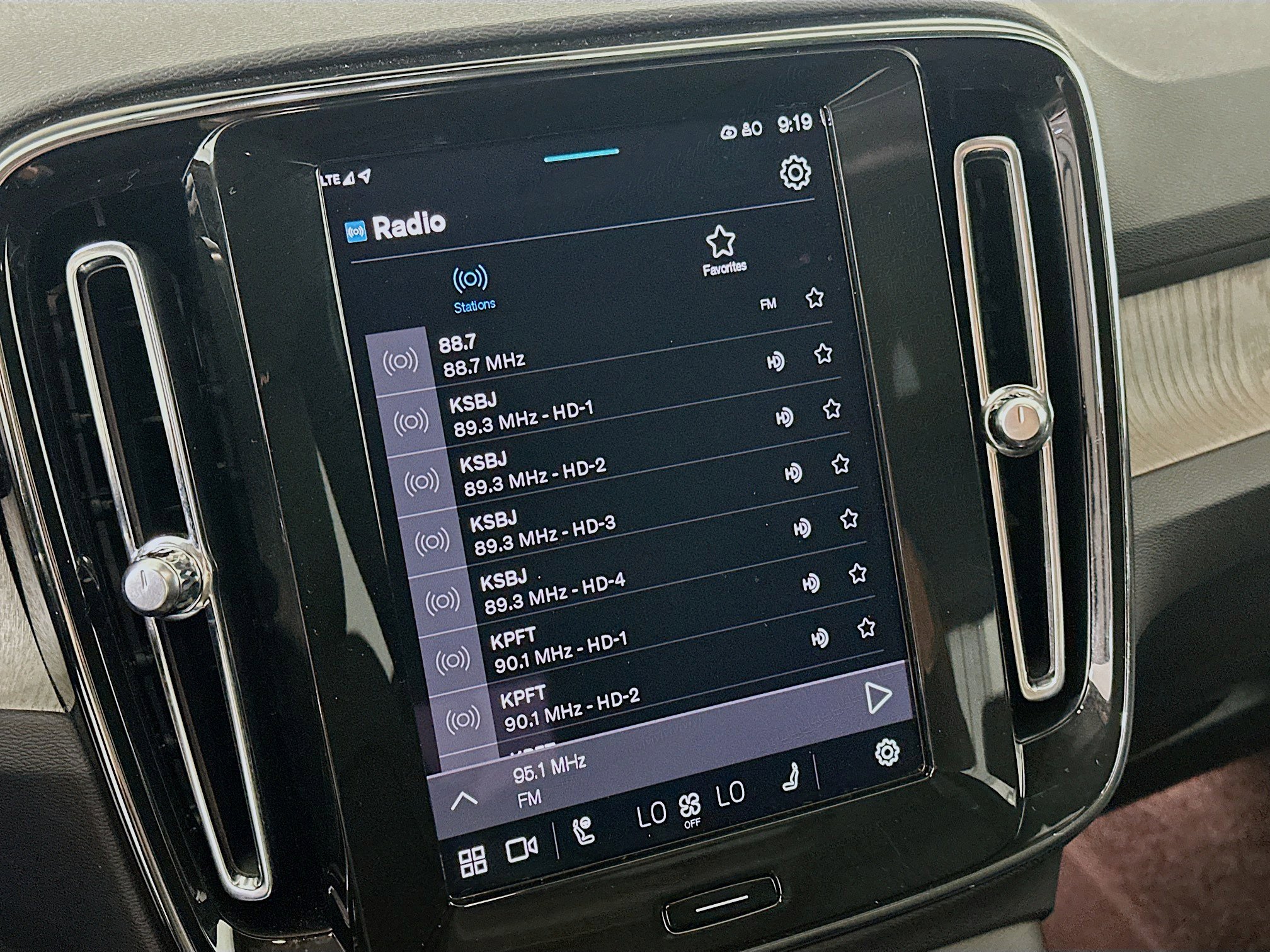 Used 2025 Volvo XC40 B5 Core image 21