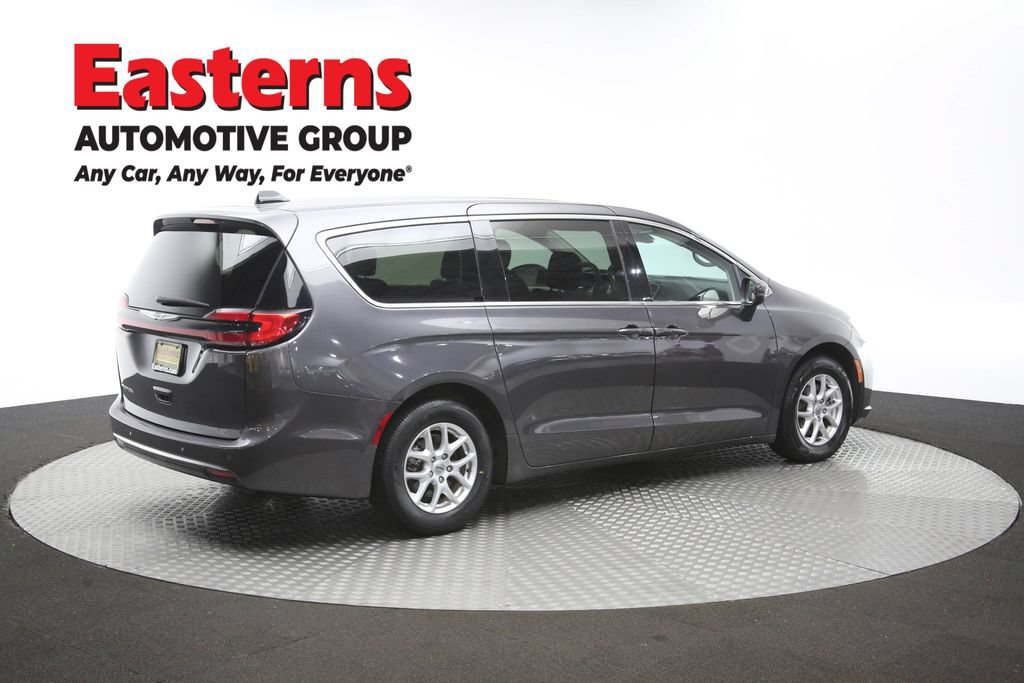 Used 2023 Chrysler Pacifica Touring-L FWD image 43